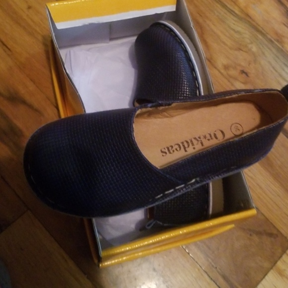 Navy blue shoes. - Picture 2 of 3